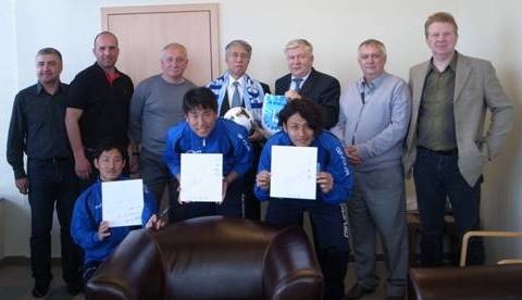駐ラトビア多賀大使と懇談したFCユールマラのオーナーほかスタッフと日本人選手