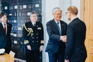 Vēstnieks Takase tiekas ar Aizsardzības ministru Sprūdu