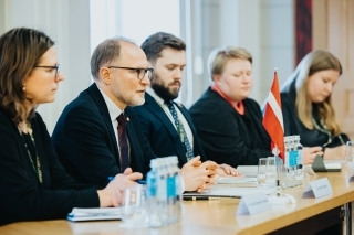 Vēstnieks Takase tiekas ar Aizsardzības ministru Sprūdu