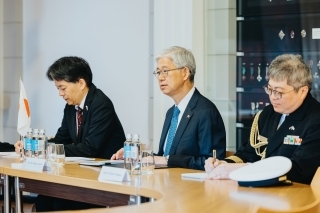 Vēstnieks Takase tiekas ar Aizsardzības ministru Sprūdu